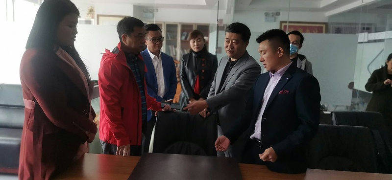 未來星防靜電地板總經理湯德濤帶領參觀